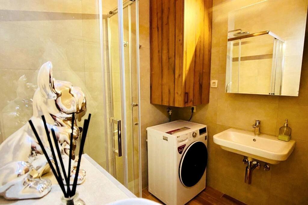 New! Stylish 2 Bedroom Condo With View & Pool 蒂瓦特 外观 照片